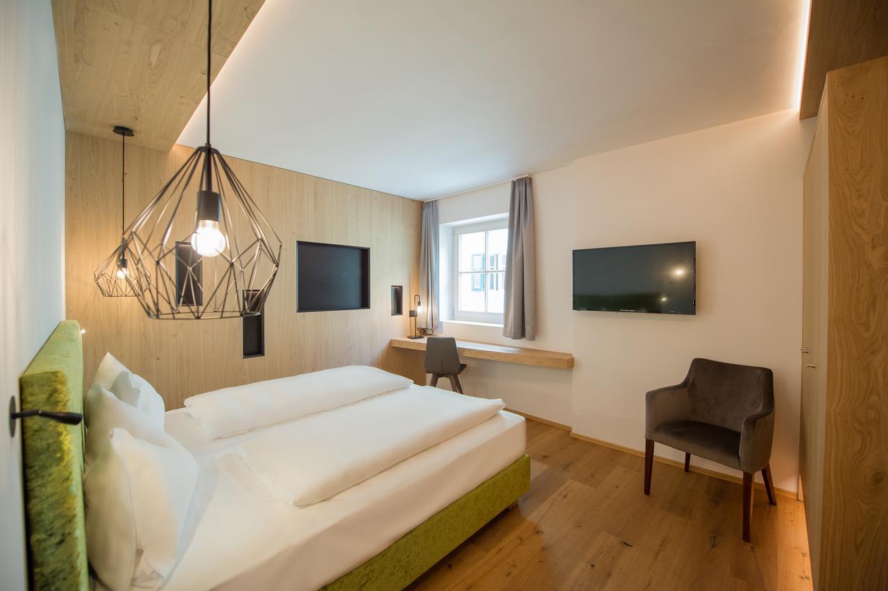 Hotel Goldene Traube Termeno Exterior photo